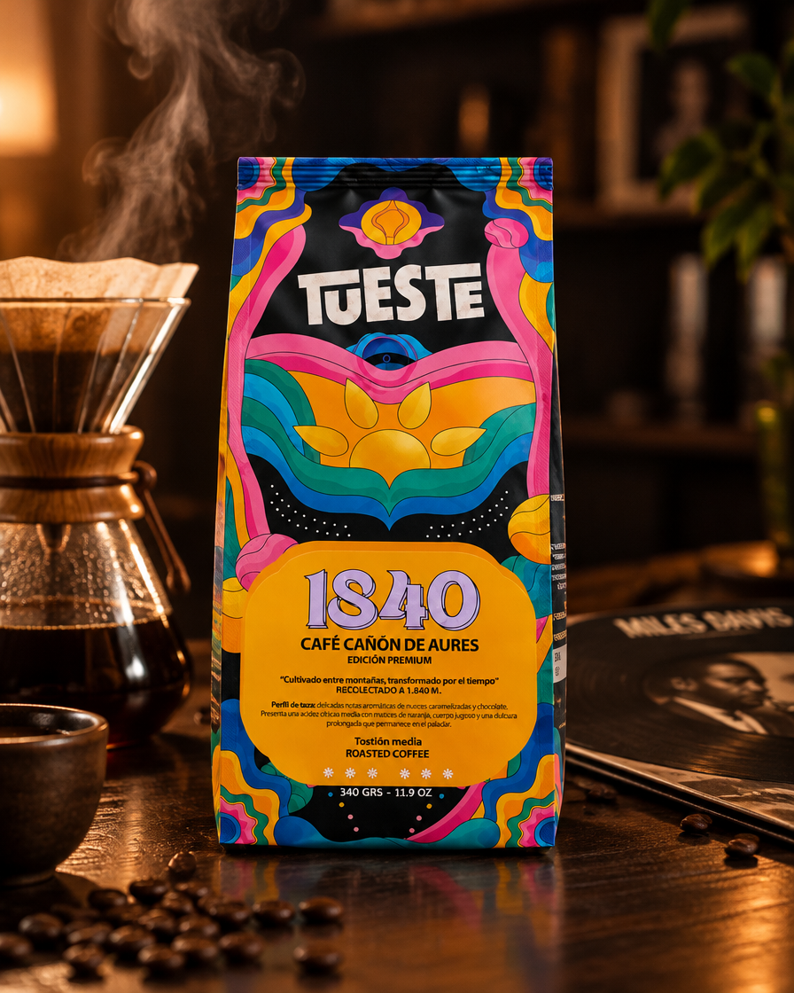 Lote 02 · Café Aures 1840 Conscious junto a un filtro de goteo y un vinilo
